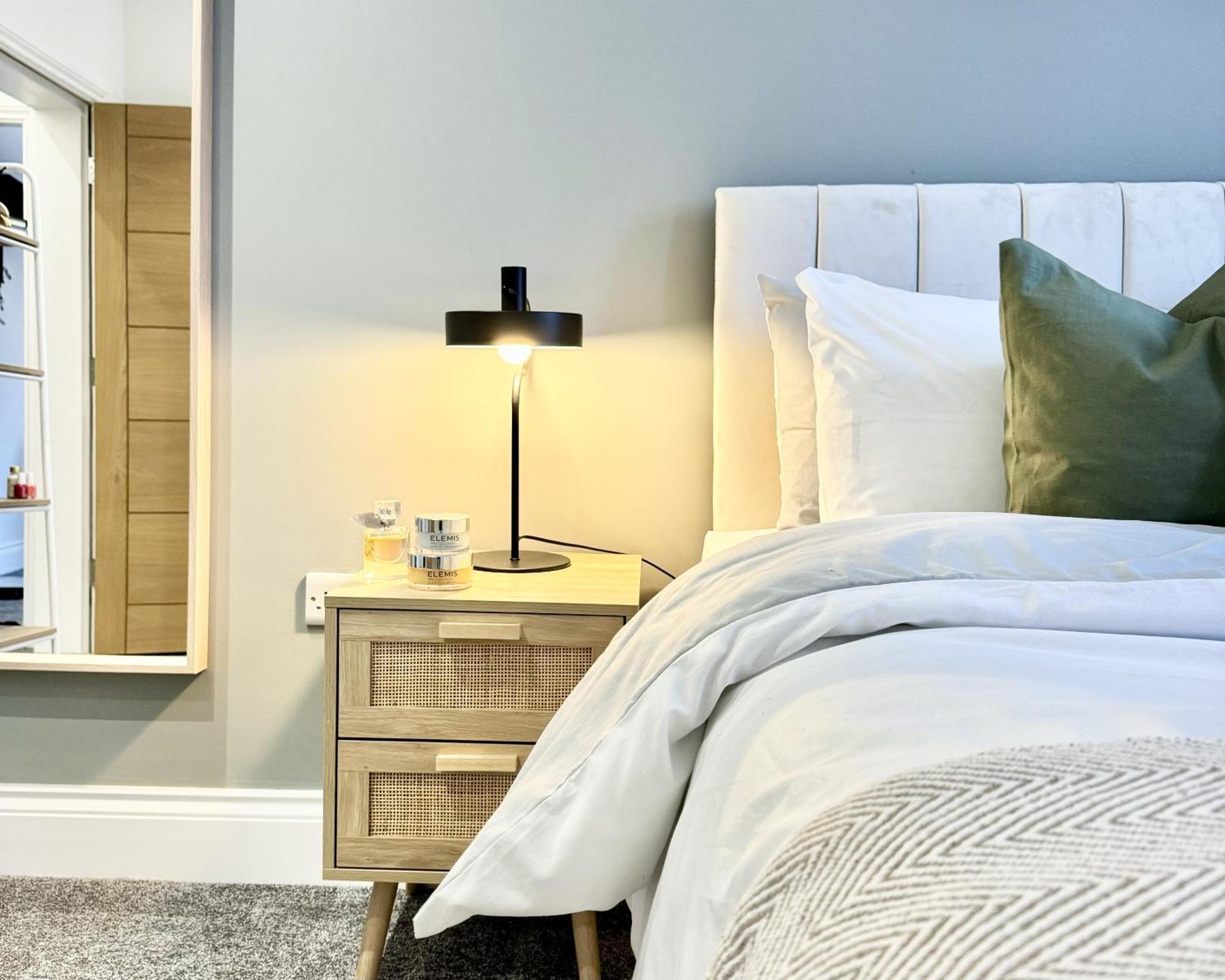 The Yorkshire Crown - Luxury Apartment - Free Parking Nearby Harrogate Bagian luar foto