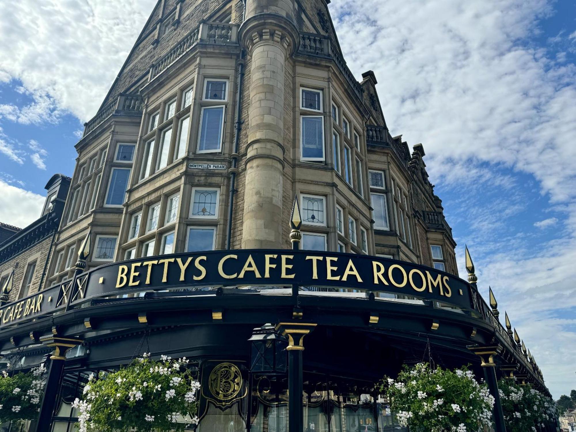 The Yorkshire Crown - Luxury Apartment - Free Parking Nearby Harrogate Bagian luar foto