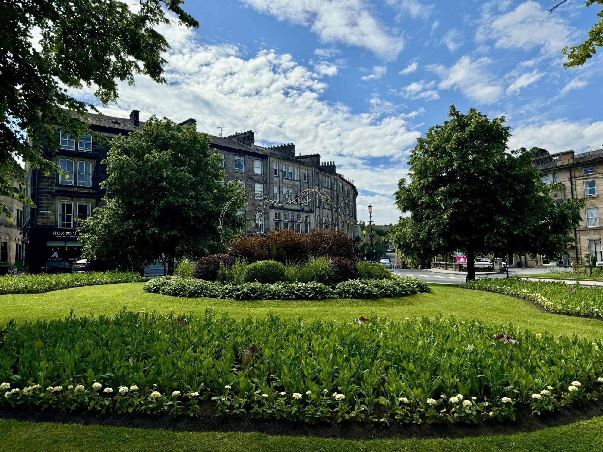 The Yorkshire Crown - Luxury Apartment - Free Parking Nearby Harrogate Bagian luar foto