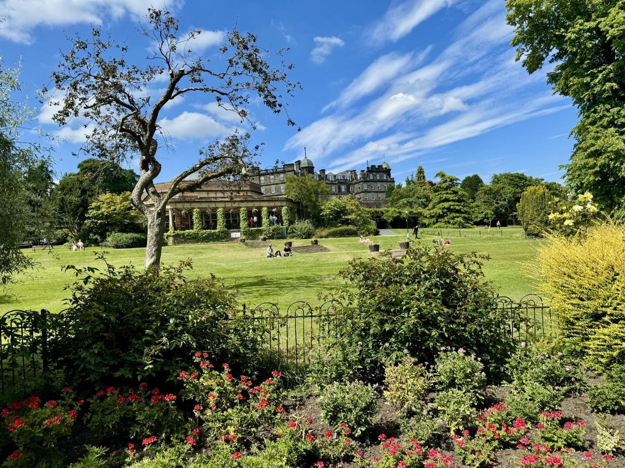 The Yorkshire Crown - Luxury Apartment - Free Parking Nearby Harrogate Bagian luar foto